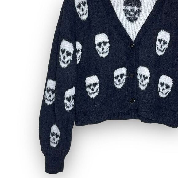 Hot Topic Black White Heart Eyes Skulls Crop Fuzzy Cardigan Sweater Women’s XL - Picture 4 of 11
